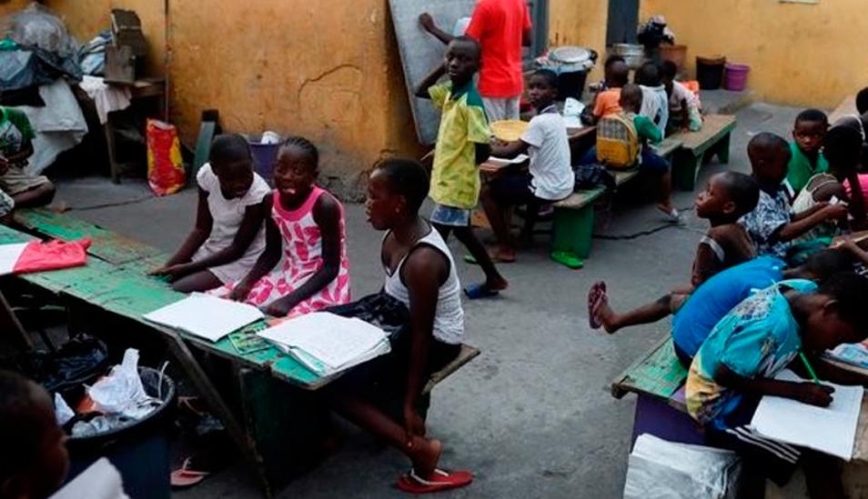 FOTO 1 | 1. Pobreza. “Hay 130.000 personas menos en situación de pobreza extrema que ayer”. Podríamos haber titulado así cada día desde 1990, según explica Roser en su web, en un artículo que acompaña a los gráficos, dando datos y contexto. “En 1820 solo una pequeña élite disfrutaba de estándares de vida elevados, mientras que la amplia mayoría vivía en condiciones que hoy calificaríamos de pobreza extrema” (menos de 1,90 dólares cada día). En 1950, eran tres cuartas partes y en 2016 el porcentaje había caído hasta el 10%. Todo, explica, gracias al crecimiento de la productividad, que ha compensado el hecho de que la población se haya multiplicado por siete en los últimos 200 años.

Población mundial viviendo en extrema pobreza (en rojo).