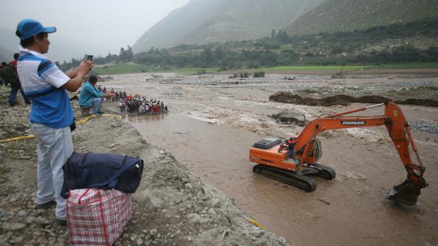 Maquinaria pesada trabaja en la rehabilitación de las vías en Huarochirí.