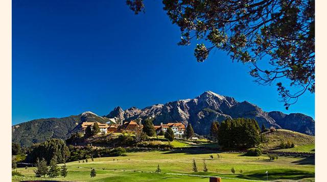 San Carlos de Bariloche. Argentina, En la base de los Andes, San Carlos de Bariloche es un destino para esquiar mundialmente famoso, establecido en un paisaje que ofrece todas las maravillas naturales de Argentina. Los visitantes pueden experimentar la ni