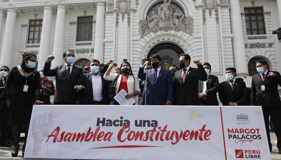 "La mayoría de peruanos son sensatos y consideran que no se debe insistir en el cambio de la Constitución. Por favor, dejen de hacer daño, dedíquense a trabajar seriamente. Y si no pueden, ¡váyanse ya!". (Foto: César Campos | @photp.gec)