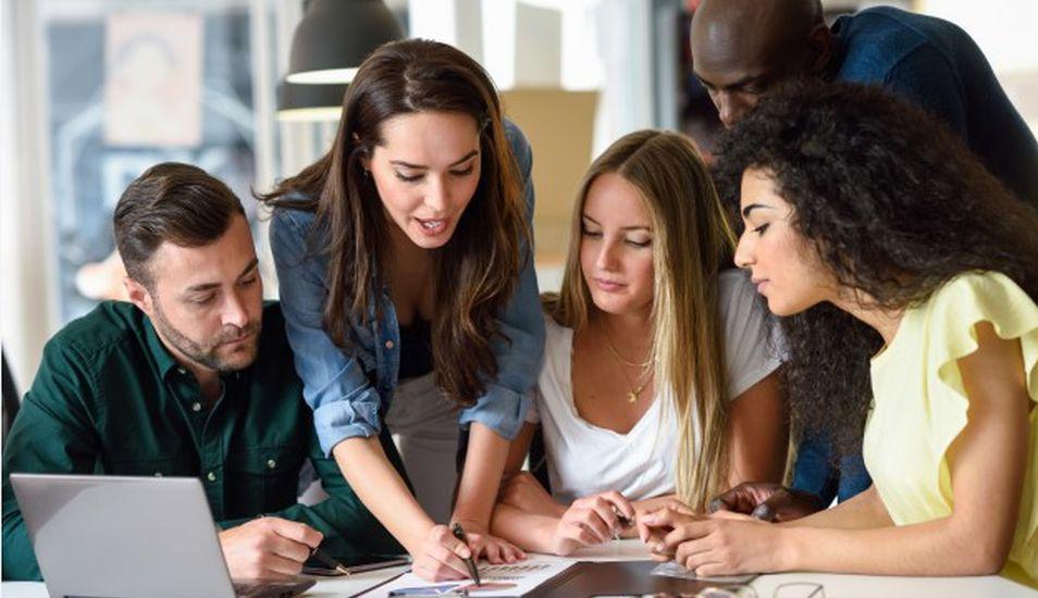 La cultura laboral y su ambiente juegan un papel enorme en la felicidad que te da un trabajo. (Foto:Freepik)