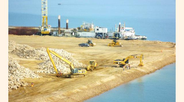 Abril 2013: Obras de enrocado de los taludes norte, sur y oeste.