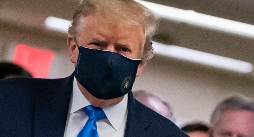 El presidente de los Estados Unidos, Donald Trump, usa una máscara cuando visita el Centro Médico Nacional Militar Walter Reed en Bethesda, Maryland. (AFP / ALEX EDELMAN).