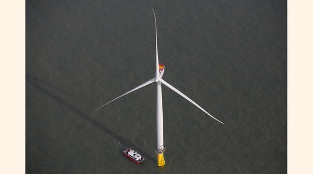 Para transportar la energía generada por cada uno se dispone de 210 km de cable submarino que conecta cada turbina con las dos subestaciones offshore, y estas a su vez se conectan con la subestación de Cleve Hill en tierra firme a través de cuatro cables 