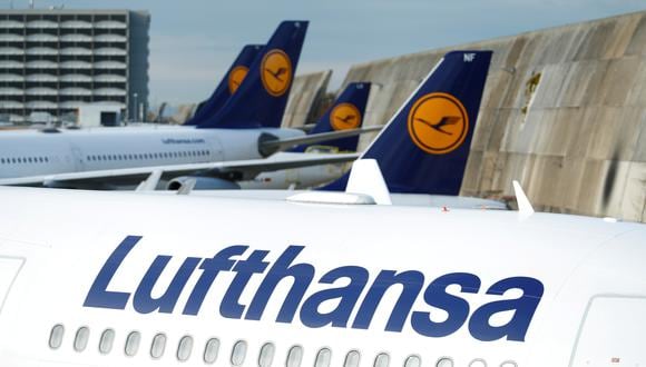 Pero alrededor de 700 de los 760 aviones de Lufthansa están estacionados en los aeropuertos y más de 80,000 de sus 130,000 empleados están en planes de trabajo a tiempo parcial. REUTERS/Ralph Orlowski/File Photo