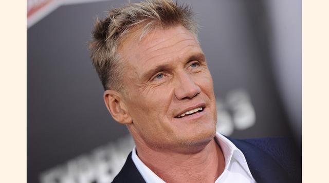 Dolph Lundgren. Es un actor sueco cuya actividad polifacética incluye trabajos en el cine como director, guionista y productor. Además es cinturón negro en karate estilo kyokushinkai, cinturón negro en judo, boxeador amateur, y tiene formación como Ingeni