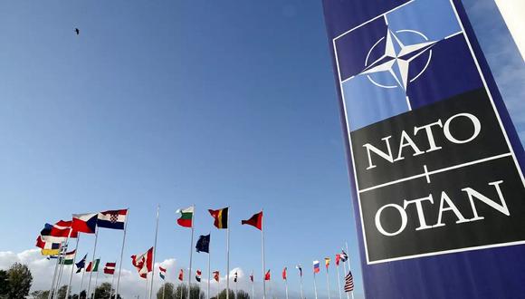 El logo de la OTAN (NATO, en sus siglas en inglés) y las banderas de los países miembros de la alianza, en el exterior de su sede en Bruselas. (Foto de Pascal Rossignol / REUTERS)