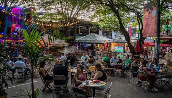 Una zona para sentarse al aire libre de un bar en la calle Provenza en Medellín, Colombia.