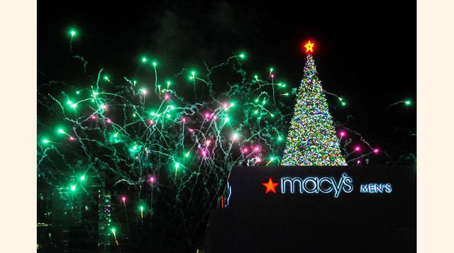 Atlanta, Georgia, Estados Unidos. Los fuegos artificiales iluminan la noche en la 69° edición del evento de encendido del árbol de Macy's en el centro comercial Lenox Square el 20 de noviembre.