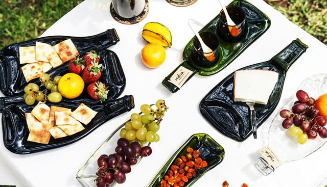 FOTO 10 | 10. Vidria. Pocos saben que el vidrio es un material 100% reciclable, sin embargo es común ver vasos, botellas y otros objetos de vidrio en las bolsas de basura de los hogares y las empresas. Por ello, Vidria se enfoca en transformar el vidrio desechado en arte, principalmente vasos y vajilla con diseños personalizados e innovadores.