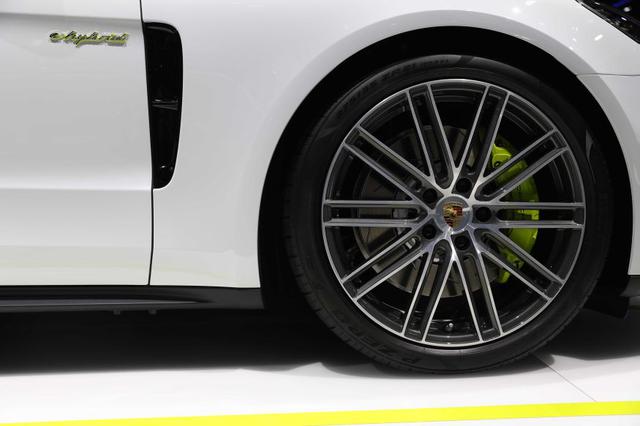 FOTO 9 | Finalmente, cuando el techo panorámico está abierto a velocidades de más de 88.5 kilómetros por hora, el alerón se coloca en un ángulo de  26 grados para reducir el ruido del viento. (Foto: Porsche)