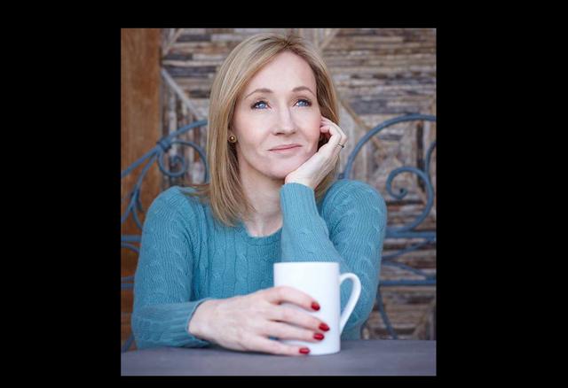 FOTO 10 | 1. J.K. Rowling. Antes de que una editorial se interesara en apoyar su novela de Harry Potter, fue rechazada muchas veces y literalmente vivía en la pobreza. Gracias al éxito de la franquicia, tanto de los libros como de las populares películas, ahora Rowling es una de las personas más ricas de Gran Bretaña, así como una de las personas más influyentes del planeta. (Foto: @JKRowling / Facebook)