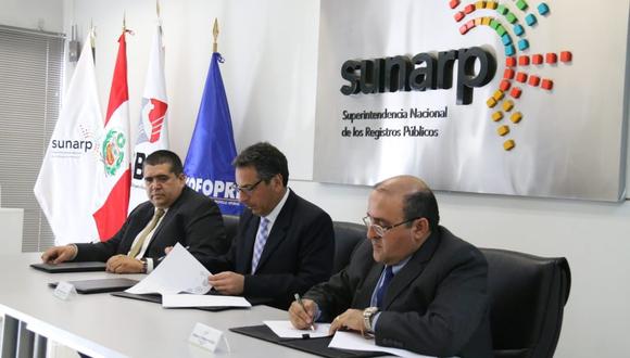 El presidente de la Sunarp, Manuel Montes (centro de la foto) y el director ejecutivo de Cofopri, César Figueredo (derecha), firmaron el convenio. (Foto: Difusión)