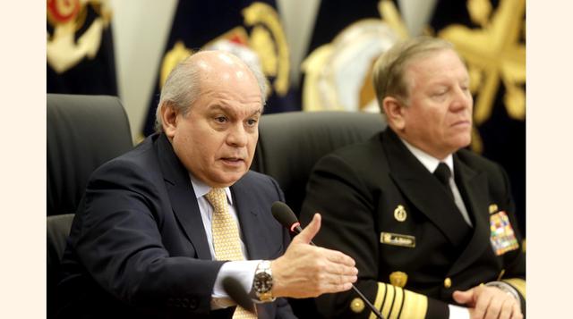 El ministro de Defensa, Pedro Cateriano, acompañado del Almirante Carlos Tejada, explicó que el proceso se hará de forma técnica y transparente, a través de ProInversión. (Foto:Mindef)