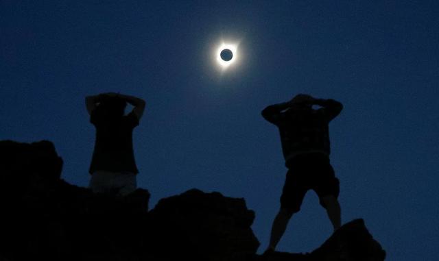 1. Durante más de 90 minutos, millones de personas admiraron el lunes extasiadas el &quot;gran eclipse&quot; total de Sol, el primero en atravesar Estados Unidos en 99 años.