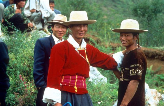 FOTO 9 | Matrimonios ambulantes, esta tradición de que los hombres ingresen a hurtadillas a las habitaciones de las mujeres por la noche y que luego regresen a sus casas por la mañana (incluso en el caso frecuente de las relaciones permanentes) se conoce como “matrimonios ambulantes”. De acuerdo con la Lugu Lake Mosuo Cultural Development Association (Asociación para el Desarrollo de la Cultura Mosuo del Lago Lugu), probablemente se trate del “aspecto más famoso pero más incomprendido” de la cultura mosuo.