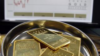 El oro borró sus ganancias previas