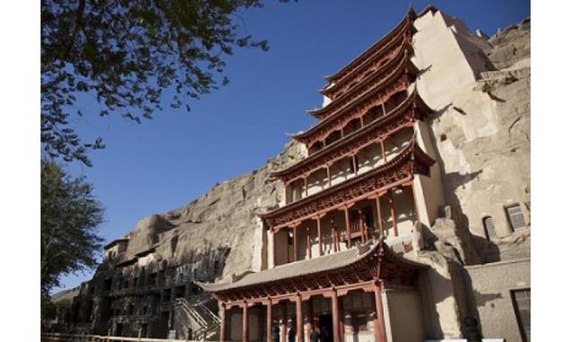 Cuevas de Mogao. Son un conjunto de 492 templos situados cerca de la ciudad de Dunhuang, en la provincia de Gansu de la República Popular China. Se les conoce, también, como "Las cuevas de los mil Budas" o "Las cuevas de Dunhuang". Ser