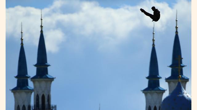 Artem Silchenko de Rusia salta desde 27m de altura en la final masculina en el Campeonato Mundial de Natación en Kazán, Rusia. En la foto, en el fondo se observa la mezquita Kul Sharif. (Foto: Reuters / Hannibal Hanschke)