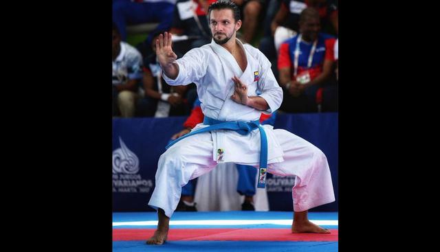 FOTO 8 | Antonio Díaz (VEN, kárate)
Pocos deportistas pueden presumir de haber puesto su nombre en el Libro Guinnes de los récords por ser el máximo medallista de todos los tiempos en campeonatos del mundo. El venezolano Antonio Díaz tiene ese honor en el capítulo correspondiente al kárate. Entre sus títulos figuran ocho medallas mundiales (oro en el 2012 y 2012, plata en el 2008, bronce en el 2002, 2004, 2006, 2014 y 2016) y once campeonatos panamericanos en la modalidad de katas. En los Juegos Panamericanos esta disciplina no se disputa desde el 2003 y ya entonces Díaz fue campeón. Había sido plata en 1999. Vuelve a apuntar al oro en Lima, donde disputará sus últimos Panamericanos antes de acudir a los Olímpicos de Tokio 2020 y retirarse con un historial inigualable. Compite el 10 de agosto. (Foto: Difusión)