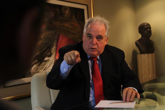 FOTO 3 | Además, fue miembro del Partido Popular Cristiano (PPC). Bajo esta bandera fue elegido diputado en 1985 y senador en 1990. (Foto: USI)