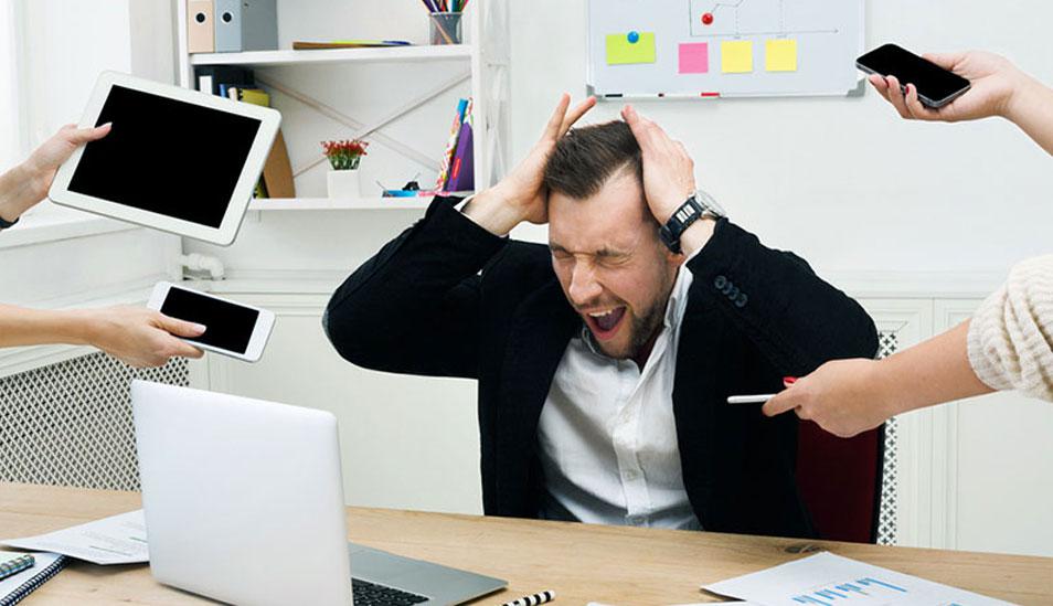 FOTO 1 | 1. CUIDA LAS HISTORIAS QUE TE CUENTAS DE TI MISMO
A veces, sin darnos cuenta, somos nosotros uno de los principales generadores de estrés en nuestra vida. La historia que repetimos una y otra vez acerca de nosotros mismos es inevitablemente subjetiva y obedece a una interpretación que hemos hecho de una situación determinada. En estos relatos solemos ponernos como víctimas: el mundo conspira en nuestra contra. Los clientes, los jefes y los dueños de las empresas son los villanos que buscan complicarnos las cosas. Ellos son los que nos estresan.