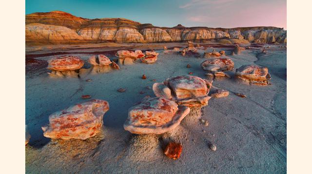 Bisti Badlands (Nuevo México), es el jardín de "huevos" rocosos que ocupa una superficie de unas 18,000 hectáreas. Es un lugar repleto de rocas extrañamente moldeadas en forma de huevo. (Foto: Corbis)