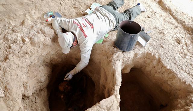 FOTO 13 | Una vez que lo consigan desenvolver y lo sometan a más pruebas en el laboratorio podrán determinar si fue contemporáneo al último gobernador inca, hallado en 1991, o si fue anterior a este. (Foto: Reuters)