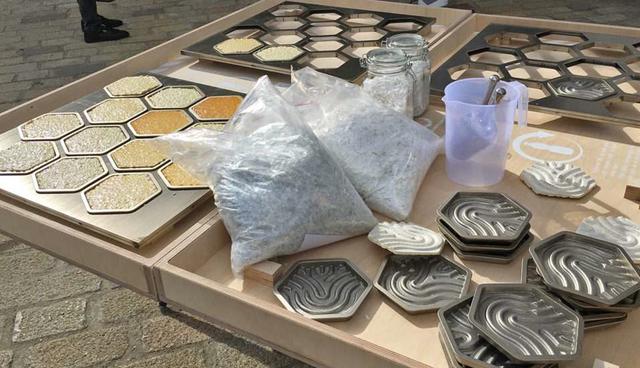 FOTO 10 | Miniwiz. Para el fundador de Miniwiz, Arthur Huang, no existe lo que nosotros consideramos basura. Él es un predicador del supraciclaje, que convierte los materiales viejos en algo nuevo. Como él admite, esta no es una idea nueva, hasta el siglo XX reutilizar todo lo que se tenía era la norma. Pero él está llevando este principio a nuevos niveles, con científicos e ingenieros que se dedican a inventar más de 1000 nuevos materiales y aplicaciones sostenibles en su Miniwiz Trash Lab. La máquina Trashpresso es la máxima expresión del supraciclaje sostenible. Es una planta móvil que se puede transportar en dos contenedores a los clientes. Una vez allí, convierte 50 k de botellas de plástico por hora en un material de construcción de bajo costo, sin agua y usando solo energía solar.