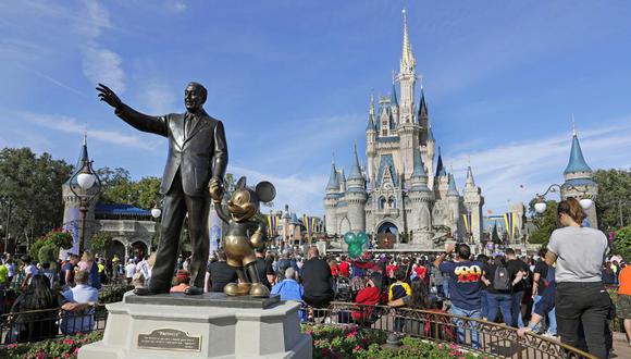 Una estatua de Walt Disney y Mickey Mouse es vista con el trasfondo del Castillo de Cenicienta en Walt Disney World en Lake Buena Vista, Florida, el 9 de enero de 2019. (AP Foto/John Raoux).