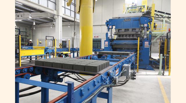 Si se suman la producción de las tres plantas, Unacem podrá fabricar 100 millones de unidades anuales. Aquí se ve la salida de los ladrillos de concreto húmedos. (Foto: Cesar Salhuana)