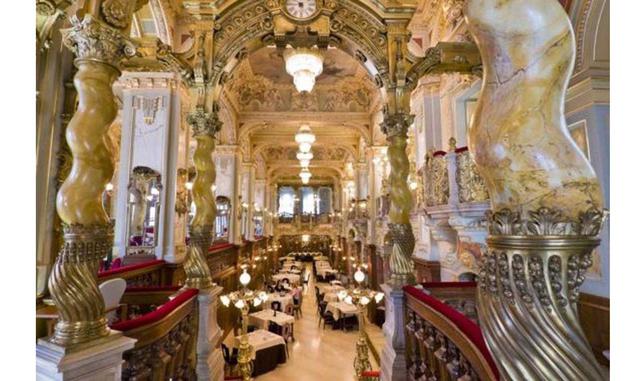 New York Café (Budapest, Hungría). Aunque el New York Café original, inaugurado el mismo año que la Confitería Colombo, cerró sus puertas en 2001, en la actualidad podemos disfrutar de una réplica del original instalado en su mismo lugar, en la planta baj
