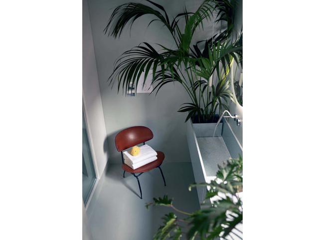 FOTO 12 | Casa Flora, Italia
La Venecia de hoy: es lo que quieren reflejar estas habitaciones privadas dentro de un palacio. Pero también una Venecia para llevar, porque todos los muebles y la decoración, creados ex profeso por artesanos locales (lámparas Exnovo; cerámica de mesa Paravicini...), están a la venta. La hospitalidad llega avalada por la experiencia de su propietario, Gioele Romanelli, dueño también del veterano Hotel Flora. Cada habitación cuenta con un sala de estar y un hammam. LO + HOT es que organizan experiencias personalizadas, entre ellas que Gabriele Gmeiner te haga unos zapatos a medida a domicilio.