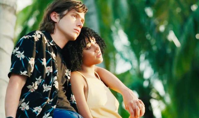 Lejos de los éxitos de ciencia ficción y los tanques sobrealimentados, la comedia romántica "Everything Everything", centrada en una joven que sufre de inmunodeficiencia combinada severa, quedó en quinto lugar con US$ 6.18 millones; US$ 23 millo