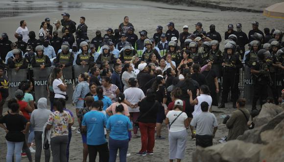 La Policía Nacional del Perú (PNP) y el Serenazgo de Chorrillos realizaron un operativo de desalojo a pescadores. (Foto: GEC)