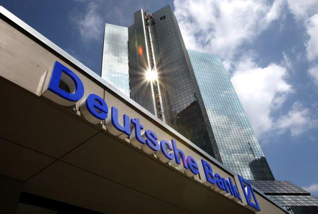 1. Compra de Deutsche Bank por Barclays. El mayor banco de Alemania, que cotiza a un 25% de su valor contable, ha sido el candidato más popular, para el que se han sugerido acuerdos con una serie de bancos. (Foto: Bloomberg)