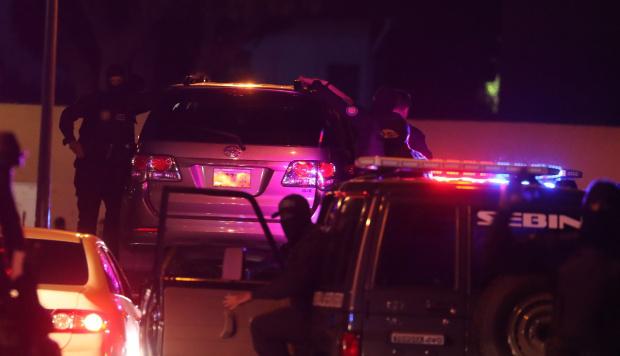 Vista de la camioneta donde estuvo el primer vicepresidente del Parlamento, Edgar Zambrano, cuando el Servicio Bolivariano de Inteligencia Nacional realizó un operativo para arrestarlo. (Foto: EFE)