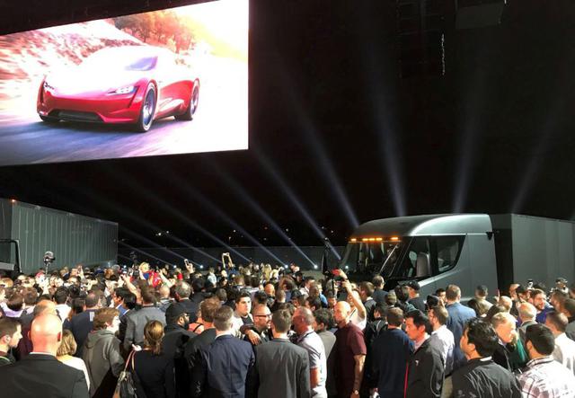 FOTO 8 | Cuando la presentación del Semi parecía estar llegando a su fin, el camión abrió su remolque y apareció el llamativo Roadster. El auto deportivo con techo descapotable de vidrio es una versión actualizada del primer vehículo producido por Tesla. 