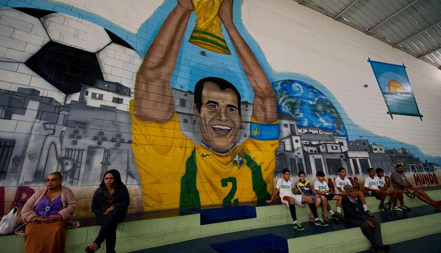 Un mural de Cafú levantando la Copa del Mundo adornaba la cancha de futsal. (Foto: AFP)