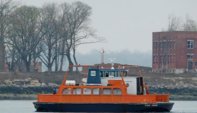 Imagen de una embarcación frente a la isla de Hart en Nueva York. Preocupación por la gran cantidad de muertos en la ciudad. (REUTERS/Lucas Jackson).