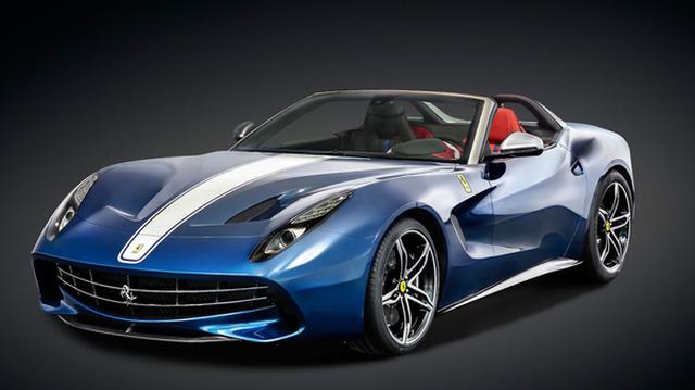 FOTO 7 | Ferrari F60 América: USD 2,5 millones. La casa de Maranello creó una de las joyas más exclusivas de su inagotable producción. Sólo se fabricaron una decena de esta maravilla creada para conmemorar el 60 aniversario de Ferrari en suelo estadounidense. A fines de enero de 2016, se entregó la primera de las diez unidades, todas reservadas en azul "Blue Nars", a un comprador anónimo. Se trata de una creación que combina las dos grandes pasiones de los clientes americanos de la marca: el motor V12 y el techo descapotable.