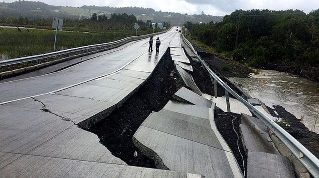 Otra imagen de la carretera que une a Castro con Quellón, en Chiloé, y que muestra la violencia del sismo que afectó a la zona austral del país. Foto Reuters