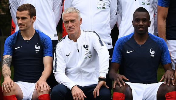 Antoine Griezmann (izquierda) sentado al lado del técnico Didier Deschamps y Blaise Matuidi (derecha). (Foto: AFP)