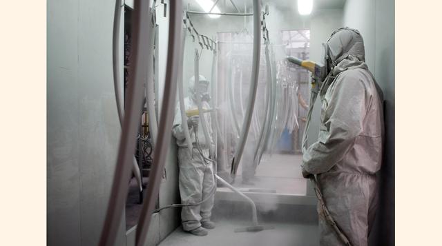 Es una de las empresas líderes en la región. Posee dos plantas de más de 80,000 m2, con capacidad para fabricar un millón de unidades entre cocinas y refrigeradoras. (Manuel Melgar)