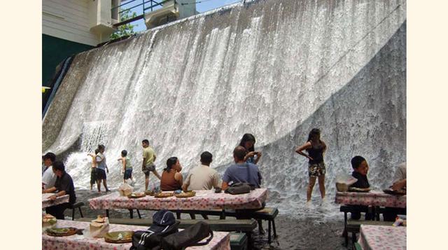 7. Labassin Cascadas, San Pablo City, Filipinas: Una experiencia singular donde las haya puede vivirse en Villa Escudero Resort, donde los huéspedes pueden disfrutar de la mejor gastronomía filipina mientras el agua fluye bajo sus pies. Naturaleza casi vi