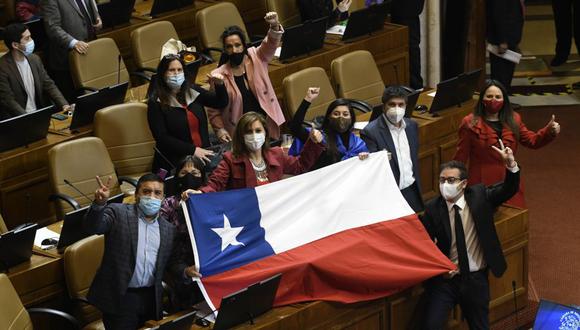 El Parlamento chileno aprobó el pasado 23 de julio una histórica ley que permite retirar de manera anticipada hasta un 10% de los fondos de pensiones mientras dure la pandemia. (Foto: FRANCESCO DEGASPERI / AFP).