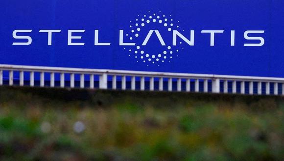 El logotipo de Stellantis se ve en el edificio de una empresa en Velizy-Villacoublay, cerca de París, Francia, el 1 de febrero de 2022. REUTERS/Gonzalo Fuentes/Foto de archivo