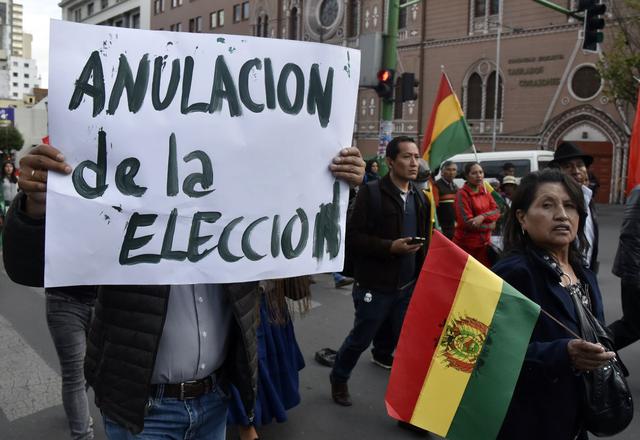 Al menos 30 personas resultaron heridas este lunes en incidentes en Bolivia, una de ellas por un proyectil, durante la jornada de movilizaciones a favor y en contra del presidente del país, Evo Morales. (Foto: AFP)