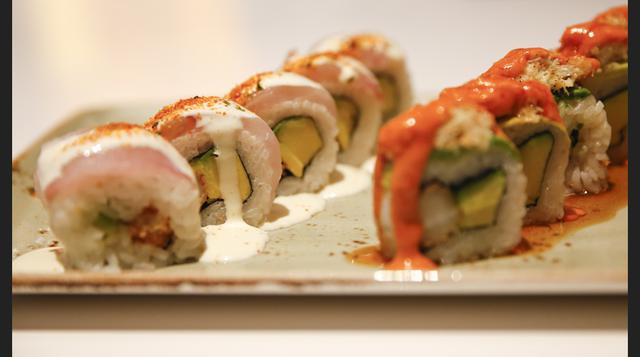 Maki Acevichado y Dragón, con langostino furai, pulpa de cangrejo y salsa picante, del restaurante "JW Sushi Ceviche" del hotel Marriot. (Foto: Manuel Melgar)