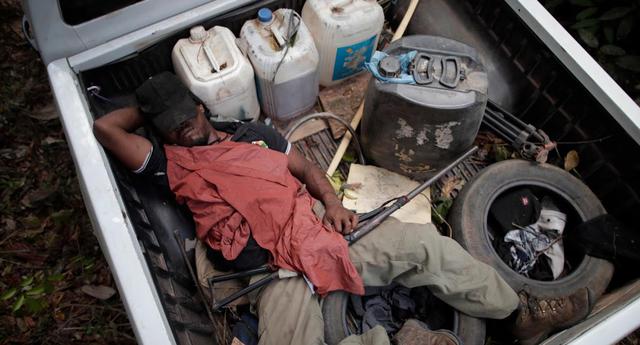 FOTO 6 | Un "guardián de la selva" descansa dentro de un camión. (Foto: Reuters)